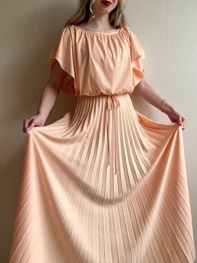 Vintage 1970s Peach Maxi Dress With Pleated Skirt (S/M)
